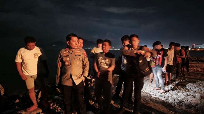 TINJAU LANGSUNG - Kapolda Sulut Irjen Pol Royke Langi saat meninjau langsung ke lokasi dua korban hilang di Kawasan Megamas Manado, Sulut, (Senin 3/11/2025). Ia mengatakan kondisi ombak seperti ini seharusnya tidak boleh jet ski.