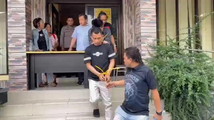 DILIMPAHKAN - Kasus pembunuhan yang menewaskan Alberto Benedict Joel Tanos (18) kini berkas perkaranya sudah berada di tangan pihak Kejaksaan Tinggi (Kejati) Sulawesi Utara (Sulut). Polda Sulawesi Utara telah menyerahkan dua pelaku ke pihak Kejati Sulut, yakni pria berinisial EDS (27) dan AMR (28).