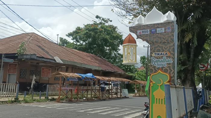 KERUKUNAN - Kawasan Kantor Walikota Manado, Lapangan Sparta Tikala dan sekitarnya jadi pojok kerukunan umat beragama. Ornamen Imlek dan Ramadhan berbaur manis, menciptakan  harmoni dalam perbedaan.