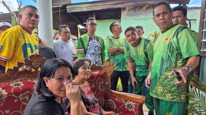 KEBAKARAN - Wali Kota Kotamobagu Wenny Gaib meninjau lokasi kebakaran di Kelurahan Tumubui, Kecamatan Kotamobagu Timur, Kotamobagu, Sulawesi Utara, Jumat 14 November 2025.