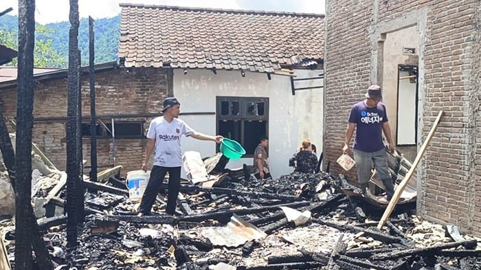 KEBAKARAN - Kebakaran di Desa Purworejo, Kecamatan Modayag, Kabupaten Boltim, Sulut turut menghanguskan motor dan belasan karung beras, Kamis 20 November 2025. Warga mengatakan pemilik rumah memang baru selesai panen padi.