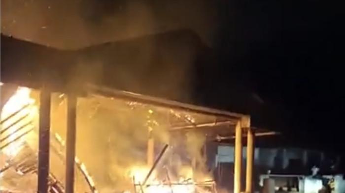 Kebakaran di Kompleks Rumah Jabatan Bupati Kepulauan Sangihe. Foto