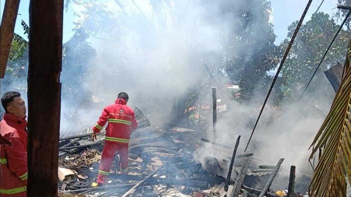 Kebakaran melanda sebuah rumah milik keluarga Afrida Lambiu-Tambelangi