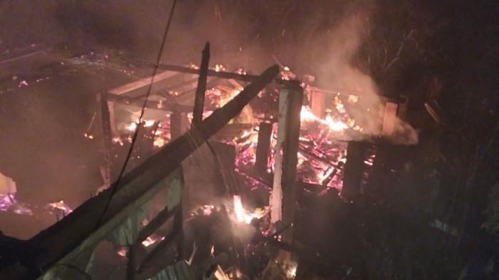 ‎KEBAKARAN - Kebakaran menghanguskan dua unit rumah milik keluarga Kolamban di Desa Manembo Jaga I, Kecamatan Langowan Selatan, Kamis (29/1/2026) sekitar pukul 19.30 WITA. Tidak ada korban jiwa dalam peristiwa tersebut, namun kerugian material ditaksir mencapai Rp 275 juta.