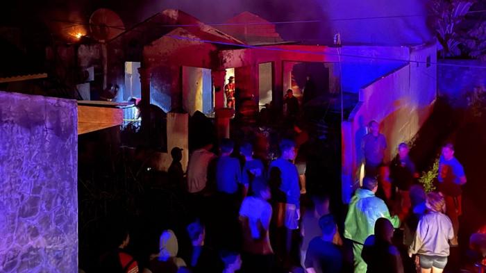 Kebakaran rumah di Perumahan MGI 3, Desa Mapanget, Kecamatan Talawaan, Minut, Sulut pada Jumat (21/11/2025) subuh. Dua orang dikabarkan meninggal dunia.