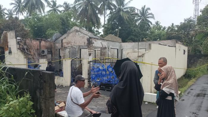 KEBAKARAN RUMAH - Kebakaran satu rumah di Perum MGI 3 Blok B, Jaga 2 Desa Mapanget, Talawaan, Minut, Sulawesi Utara, Jumat (21/11/2025). Dua orang meninggal dunia dalam insiden ini.