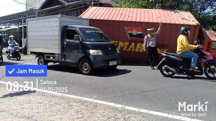 KECELAKAAN - Lokasi kecelakaan antara mobil tronton roda 10 dan sebuah mobil minibus di jalan ruas Manado - Bitung tepatnya Desa Maumbi, Kecamatan Kalawat, Kabupaten Minut, Sulawesi Utara (Sulut), Selasa (21/10/2025). Satlantas Polres Minahasa Utara (Minut), memberikan keterangan terkait kronologi serta penyebab kecelakaan.