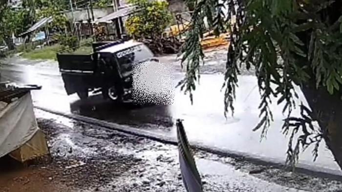 TABRAKAN - Kecelakaan maut di Jalan Trans Sulawesi, tepatnya di Kabupaten Gowa, Sulawesi Selatan pada Jumat, (14/11/2025). Mobil pikap tabrak motor. Korban meninggal satu keluarga, ayah ibu dan anak.