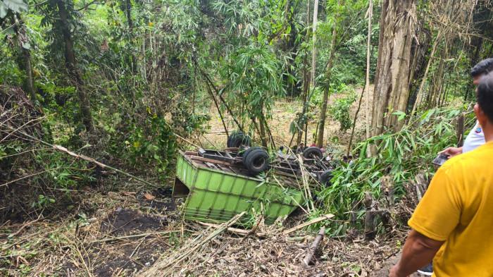 KECELAKAAN TRUK - Peristiwa Kecelakaan mobil truk roda enam masuk jurang tepi jalan Kumersot - Tendeki di Kota Bitung.