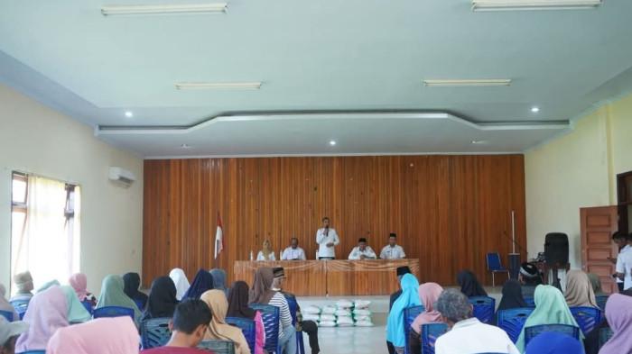 Kegiatan itu dipusatkan di Aula Kantor Camat Bolangitang Barat