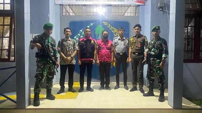 TAHANAN KEJARI - Kepala Dinas PUTR Talaud JM atau John Majampoh (tengah/rompi tahanan) ditahan Kejari Talaud dan ditetapkan sebagai tersangka kasus dugaan korupsi pengadaan dan jasa konsultasi tahun anggaran 2024.