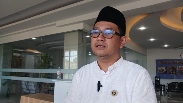 KEMENHAJ MANADO - Kepala Kantor Kementerian Haji dan Umrah Kota Manado, Fahrin Poleh. Ia menjelaskan wilayah kerjanya mencakup lima daerah, yakni Kota Manado, Kota Tomohon, Kabupaten Kepulauan Talaud, Kabupaten Kepulauan Sangihe, dan Kabupaten Kepulauan Sitaro. 