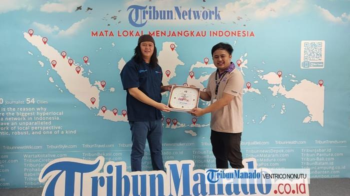 Kepala Sekolah SMP Kristen John Lim memberikan cendra mata kepada Manajer Online Handika Dawangi.