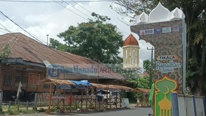RUKUN: Salib, takjil dan lampion didirikan bersama, simbol kerukunan di Manado, Sulawesi Utara, Rabu 25 Februari 2026.