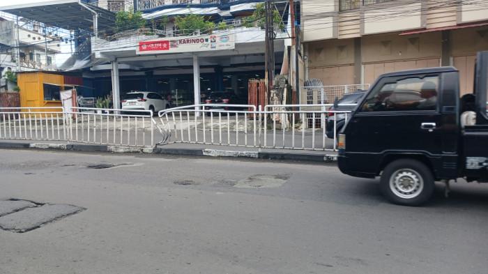 Kerusakan di Jalan RE Martadinata, tepatnya di seberang SPBU Paal 2, Kota