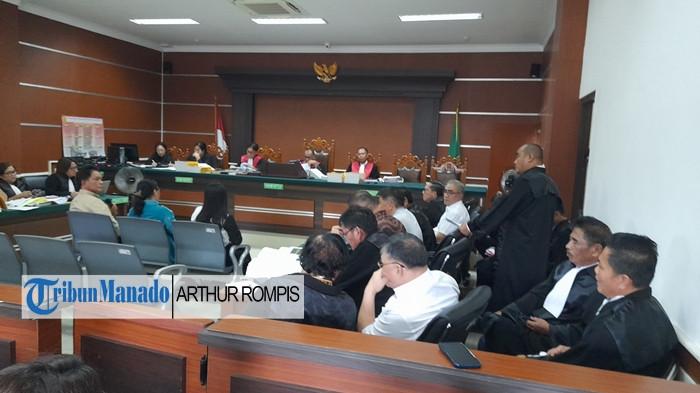 SIDANG - Suasana sidang lanjutan kasus dugaan korupsi dana hibah dari Pemprov Sulut ke sinode GMIM digelar di Pengadilan Negeri Manado, Kelurahan Kima Atas, Kecamatan Mapanget, Kota Manado, Provinsi Sulawesi Utara (Sulut), Rabu (24/9/2025). Ketua DPRD Sulut Fransiscus Andi Silangen (duduk di bangku saksi/pertama dari kiri) diperiksa sebagai saksi.