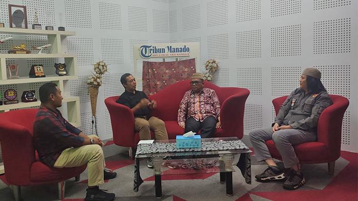 BERKUNJUNG - Ketua Kerukunan Keluarga Indonesia Gorontalo (KKIG) Sulut, Dr.Drs. KH. Ulyas Taha, M.Pd berkunjung ke Kantor Tribun Manado, Jalan A.A Maramis, Kairagi Dua, Kecamatan Mapanget, Kota Manado, Rabu (4/2/2026) Pukul 14.00 Wita. Kakanwil Kemenag Sulut ini disambut Pemimpin Redaksi (Pemred) Tribun Manado Jumadi Mappanganro, Manager Liputan/Online Handhika Dawangi dan Marketing Executive Syafril Parasana.