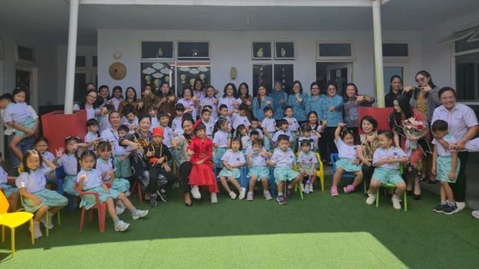 SINERGI - Ketua Tim Penggerak PKK Provinsi Sulawesi Utara sekaligus Bunda PAUD Sulut, Ny. Anik Yulius Selvanus, melakukan kunjungan ke sejumlah lembaga Pendidikan Anak Usia Dini (PAUD) di tiga daerah, yakni TK Happy Land Kota Manado, TK Happy Holly Kids Kota Tomohon, dan TK Upus Ni Mama Kabupaten Minahasa, Senin (13/10/2025).