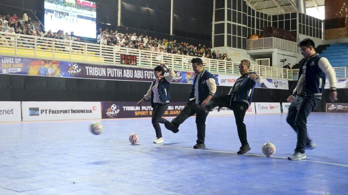 FUTSAL TRIBUN - Wagub Jawa Timur Emil E Dardak didampingi Chief Executive Officer Tribun Network Dahlan Dahi, VP Corporate Communication PT Freeport Indonesia Katri Krisnati dan Ketua Umum Federasi Futsal Indonesia Michael Victor Sianipar membuka langsung 