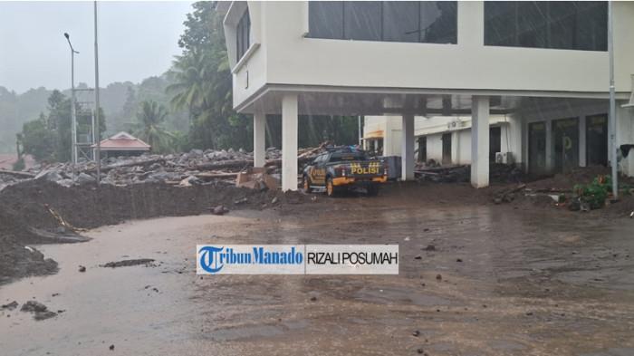BANJIR BANDANG - Mapolres Sitaro, Kelurahan Paseng, Siau Barat, Sitaro, Sulawesi Utara, pasca bencana banjir bandang, Rabu (7/1/2026). Total ada 206 unit bangunan yang ikut terdampak banjir bandang di Siau, Kabupaten Sitaro, Provinsi Sulawesi Utara. Dari jumlah tersebut 30 rumah dilaporkan hilang terbawa banjir. 52 rumah rusak berat. 29 rumah rusak sedang dan 89 lainnya rusak ringan.