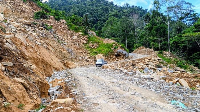 Kondisi jalan Matali-Torosik yang menghubungkan Kabupaten Bolsel dan Kota Kotamobagu