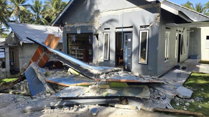 KERUSAKAN - Kondisi salah satu rumah warga di Kampung Matutuang, Sangihe, Sulut alami kerusakan akibat gempa bumi pada, Senin (8/6/2026). Puluhan rumah warga dan fasilitas umum di Pulau Matutuang mengalami kerusakan.