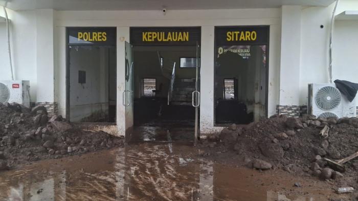 BANJIR BANDANG - Kondisi Mapolres Sitaro, Kelurahan Paseng, Siau Barat, Sitaro, Sulawesi Utara, pasca bencana banjir bandang, Rabu (7/1/2026).