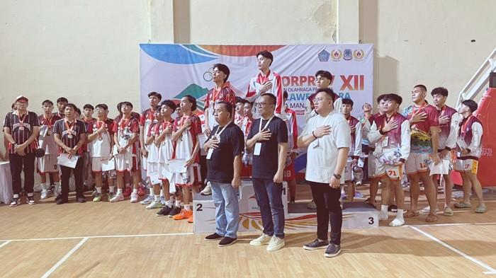 PORPROV SULUT - Kontingen Kota Manado keluar sebagi juara umum cabor Basket Porprov XII Sulut 2025. Diabadikan usai terima medali bersama Richard Sualang Wawali Manado juga Ketum Porprov dan Ketua Perbasi Manado.