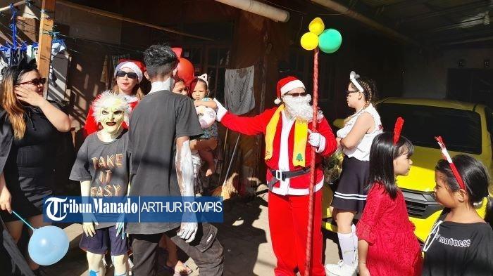 SANTA CLAUS - Konvoi Santa Claus di Manado - Sulut menjelang Natal. Opa Santa saat bersama anak-anak. Tradisi Santa Claus di Manado - Sulut jelang Natal 2025 disambut dengan semangat oleh anak-anak lorong dan gamers.