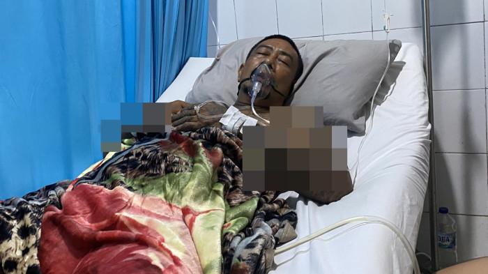 MEMBAIK - Korban penikaman di Lorong Anoa, Teling Bawah, Kota Manado, Muhammad Chalim alias Mat Ular, masih menjalani perawatan intensif di RSUP Prof Kandou Malalayang,Kamis (7/5/2026). Meski terlihat lemah, korban masih dalam kondisi sadar.
