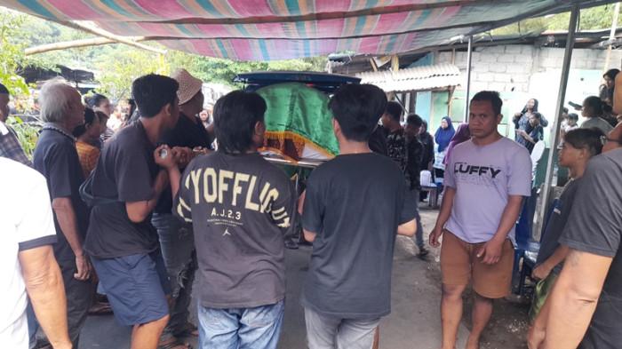 KASUS PEMBUNUHAN - Korban kasus pembunuhan di Terminal Paal 2 Maando saat tiba di rumah duka di Kompleks Termninal Paal 2 Manado, Minggu (10/8/2025). Begini kronologisnya.