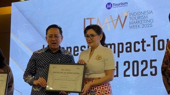 TOMOHON - Kota Tomohon berhasil meraih penghargaan “Most Prosperity City” dalam ajang The Wonderful Indonesia City Impact Award 2025 di Maya Resort & Spa Sanur, Danau Tamblingan No.89M, Sanur, Denpasar Selatan, Kota Denpasar, Bali, Sabtu (11/10/2025). Wakil Wali Kota Tomohon Sendy Rumajar saat menerima piagam penghargaan Most Prosperity City.