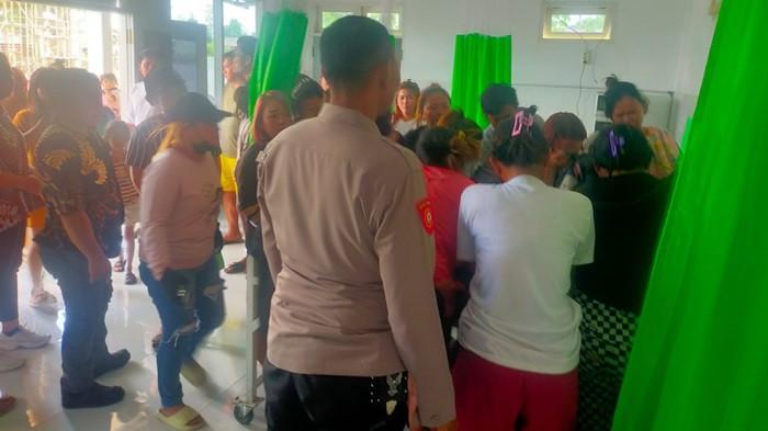 KECELAKAAN MAUT - Kronologi kecelakaan maut di Desa Siniyung, Kecamatan Dumoga, Bolmong, Sulawesi Utara (Sulut), Kamis (5/2/2026) siang. Kecelakaan tragis ini melibatkan kendaraan mobil yang menabrak korban. Akibat kecelakaan ini seorang bocah umur 9 tahun meninggal usai tertabrak mobil.