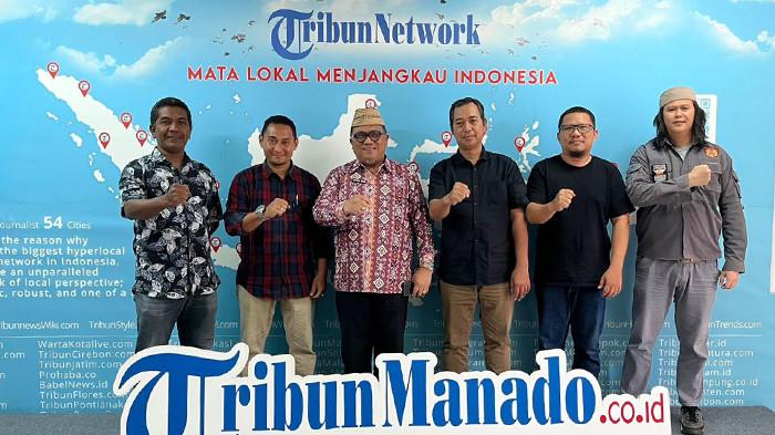 BERKUNJUNG - Ketua Kerukunan Keluarga Indonesia Gorontalo (KKIG) Sulut, Dr.Drs. KH. Ulyas Taha, M.Pd berkunjung ke Kantor Tribun Manado, Jalan A.A Maramis, Kairagi Dua, Kecamatan Mapanget, Kota Manado, Rabu (4/2/2026) Pukul 14.00 Wita. Kakanwil Kemenag Sulut ini disambut Pemimpin Redaksi (Pemred) Tribun Manado Jumadi Mappanganro, Manager Liputan/Online Handhika Dawangi dan Marketing Executive Syafril Parasana.