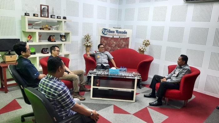 NARSUM PODCAST - Kepala Kantor Wilayah (Kakanwil) Kementerian Hukum Sulawesi Utara (Kemenkum Sulut) Dr Kurniaman Telaumbanua SH MHum mengunjungi Kantor Tribun Manado di Jalan AA Maramis, Kota Manado, Sulawesi Utara, Selasa (04/11/2025). 