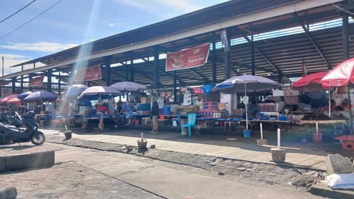LAPAK IKAN - Lapak penjualan ikan di Pasar Bersehati, Manado, Sulawesi Utara, Rabu (7/1/2026). Harga ikan masih normal.
