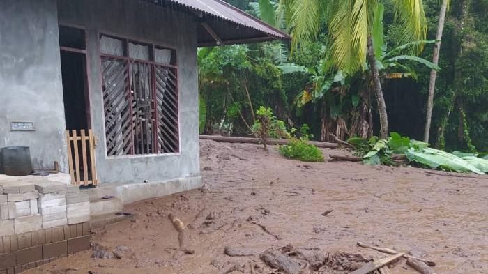 LONGSOR - Longsor di Lingkungan III Bualo, Kelurahan Manado Tua Dua, Kecamatan Manado Tua, Kota Manado, Sulawesi Utara. Bencana ini berdampak terhadap tiga rumah warga.