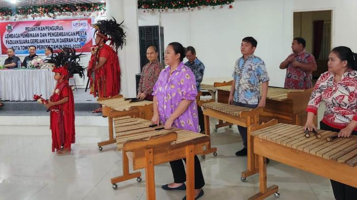 Iringan musik kolintang menyemarakkan pelantikan pengurus LP3KD Kota Tomohon, Selasa (5/8/2025).