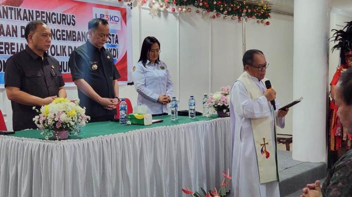 Vicaris Episcopalis Tomohon Pastor Benedictus Pangkey MSC menyampaikan doa khusus serta memberkati para pengurus LP3KD Kota Tomohon yang baru dilantik, Selasa (5/8/2025).