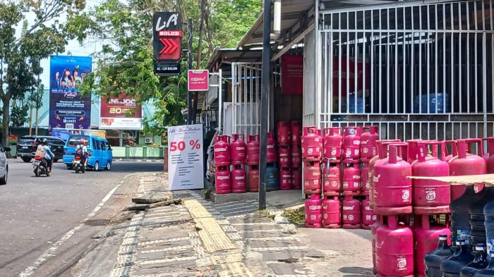 LPG - LPG non-subsidi yang dijual di pangkalan di Jalan Ahmad Yani, Sario, Manado, Sulawesi Utara, Kamis (23/4/2026). Pangkalan tetap layani pembeli seperti biasa.