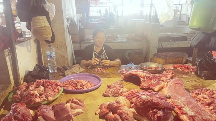 DAGING BABI - Lapak tempat jual daging babi di Pasar Bersehati Manado. Berikut daftar harga bahan pokok di Pasar Bersehati Manado Sabtu, 15 November 2025.