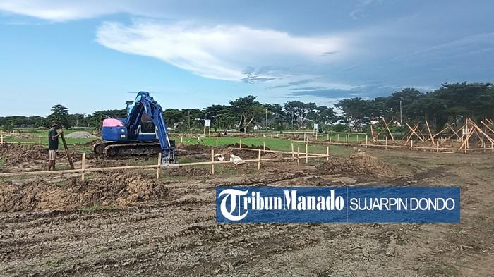 PEMBANGUNAN KANTOR - Lokasi pembangunan gedung/kantor 7 Dinas dan 1 Bagian Umum Lingkup Pemkab Bolmong di Desa Lalow, Kecamatan Lolak, Bolmong, tepatnya di depan Kantor DPRD Bolmong, yang nantinya akan digunakan pada tahun 2026. Ketujuh dinas tersebut yakni Dinas Perumahan dan Kawasan Permukiman (Perkim), Dinas Satuan Polisi Pamong Praja (Satpol PP) dan Pemadam Kebakaran (Damkar), Badan Penanggulangan Bencana Daerah (BPBD), Dinas Pemberdayaan Perempuan dan Perlindungan Anak (DP3A), Badan Kesatuan Bangsa dan Politik (Kesbangpol), dan Kantor Sekretariat TP PKK Bolmong serta satu bangunan untuk bagian umum, yakni Setda Bolmong.