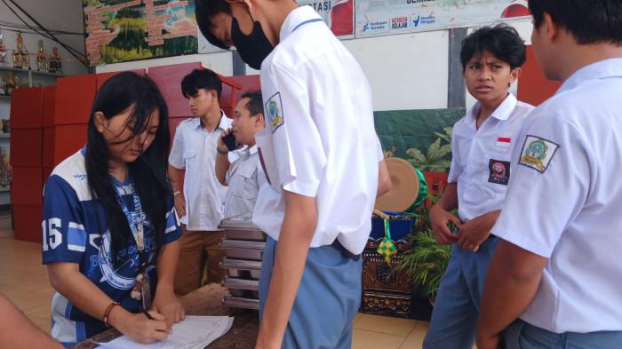 MBG - Penyaluran MBG di SMAN 7 Manado, Jalan Tololiu Supit, Teling Atas, Wanea,