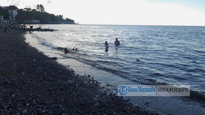 SANTAI: Pantai tempat mandi di MBW 2 Manado, Sulawesi Utara, Senin 13 Oktober 2025. Tempat bersantai keluarga