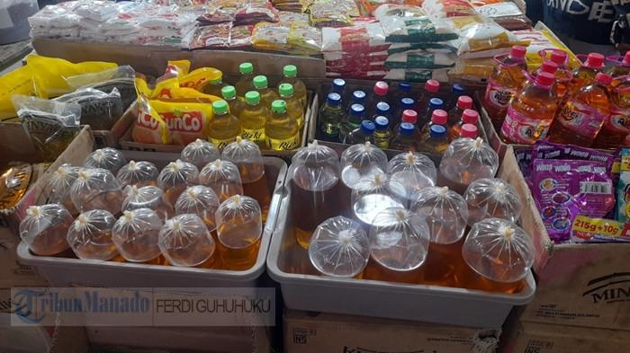 MINYAK GORENG - Produk Minyakita yang diperdagangkan di Pasar Bersehati Manado, Sulawesi Utara. Harga minyak goreng bersubsidi merek Minyakita di Pasar Bersehati Manado mengalami kenaikan dan kini menembus Rp18 ribu per kilogram per Rabu (20/5/2026).