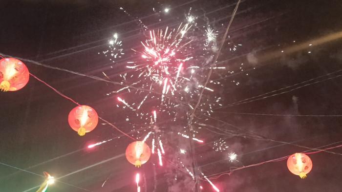 MERIAH - Malam pergantian tahun Imlek di Kampung Cina Manado ditandai pesta kembang api, Selasa (17/2/2026) tengah malam.