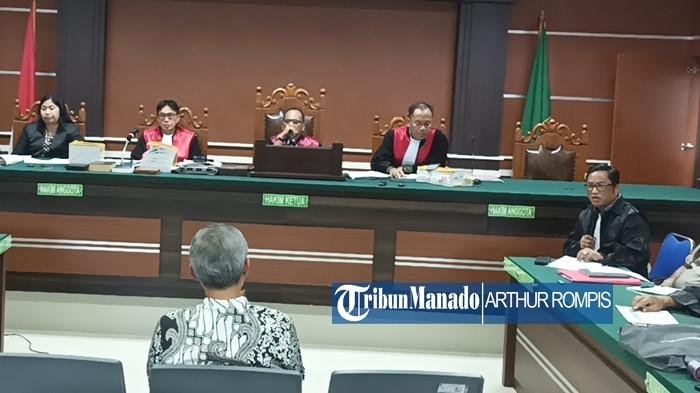 SAKSI - Mantan Wakil Ketua KPK Alexander Marwata hadir sebagai saksi ahli dalam sidang kasus dugaan korupsi dana hibah dari Pemprov Sulut ke GMIM di Pengadilan Negeri Manado di Kelurahan Kima Atas, Kecamatan Mapanget, Kota Manado, Provinsi Sulawesi Utara (Sulut), Kamis (6/11/2025). Dalam keterangannya, Alexander Marwata menilai kasus dana hibah GMIM hanya kesalahan administrasi proposal dana hibah yang bisa saja tak ada tindak korupsi.