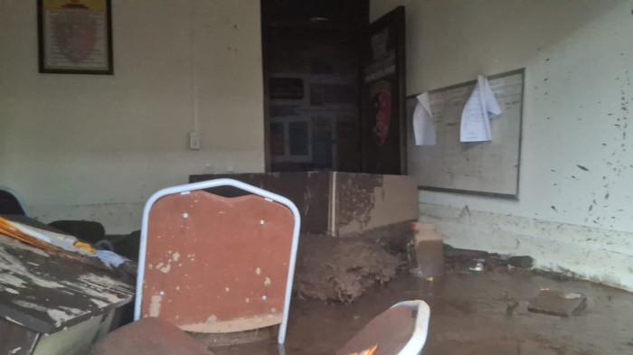 BANJIR BANDANG - Mapolres Sitaro, Kelurahan Paseng, Siau Barat, Sitaro, Sulawesi Utara, pasca bencana banjir bandang, Rabu (7/1/2026). Total ada 206 unit bangunan yang ikut terdampak banjir bandang di Siau, Kabupaten Sitaro, Provinsi Sulawesi Utara. Dari jumlah tersebut 30 rumah dilaporkan hilang terbawa banjir. 52 rumah rusak berat. 29 rumah rusak sedang dan 89 lainnya rusak ringan.