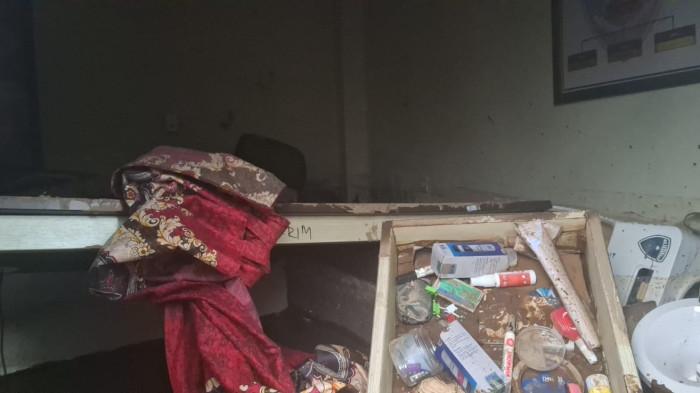 BANJIR BANDANG - Mapolres Sitaro, Kelurahan Paseng, Siau Barat, Sitaro, Sulawesi Utara, pasca bencana banjir bandang, Rabu (7/1/2026). Total ada 206 unit bangunan yang ikut terdampak banjir bandang di Siau, Kabupaten Sitaro, Provinsi Sulawesi Utara. Dari jumlah tersebut 30 rumah dilaporkan hilang terbawa banjir. 52 rumah rusak berat. 29 rumah rusak sedang dan 89 lainnya rusak ringan.