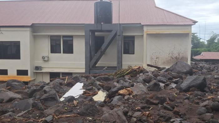 BANJIR BANDANG - Mapolres Sitaro, Kelurahan Paseng, Siau Barat, Sitaro, Sulawesi Utara, pasca bencana banjir bandang, Rabu (7/1/2026). Total ada 206 unit bangunan yang ikut terdampak banjir bandang di Siau, Kabupaten Sitaro, Provinsi Sulawesi Utara. Dari jumlah tersebut 30 rumah dilaporkan hilang terbawa banjir. 52 rumah rusak berat. 29 rumah rusak sedang dan 89 lainnya rusak ringan.